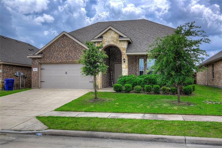 Property Photo: 3217 Honeycomb Way TX 75189