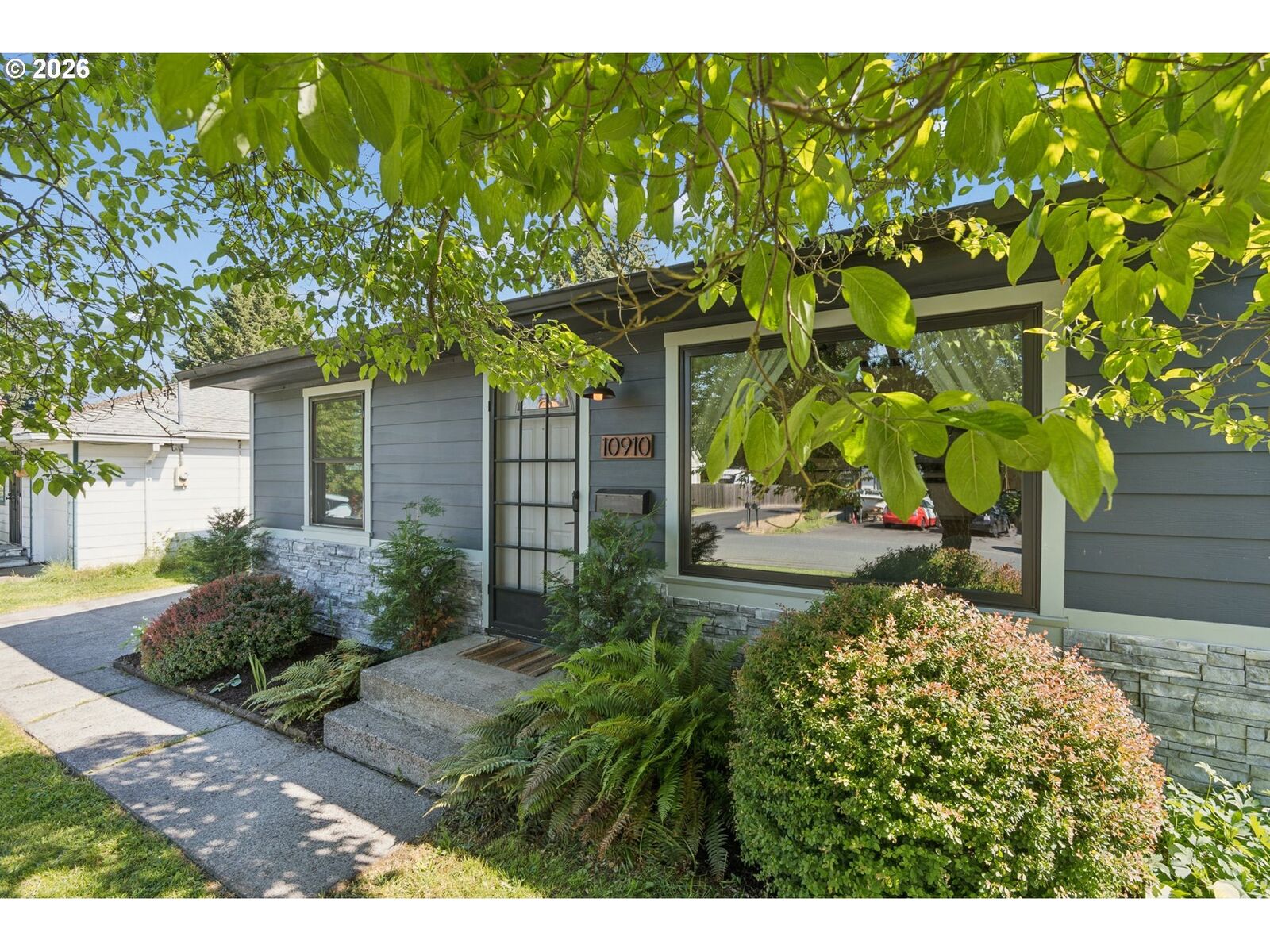 Property Photo:  10910 NE Knott St  OR 97220 