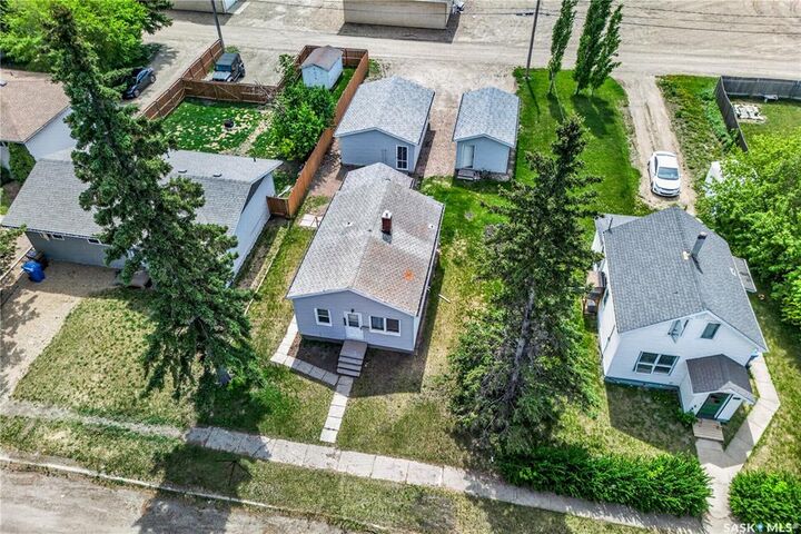 Property Photo:  305 Burrows Avenue W  SK S0E 1A0 