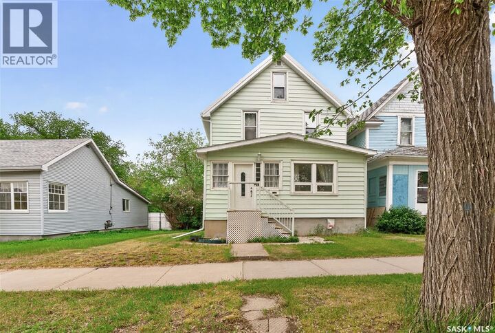 Property Photo:  1142 2nd Avenue NE  SK S6H 1C6 