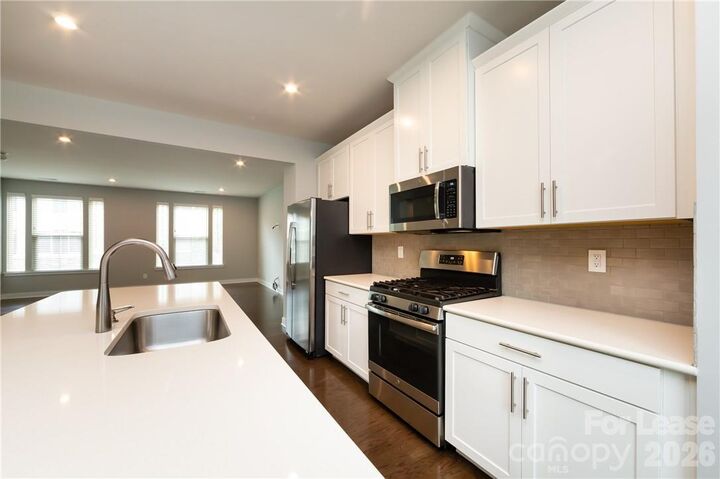 Property Photo:  1736 Town Oak Lane  NC 28205 