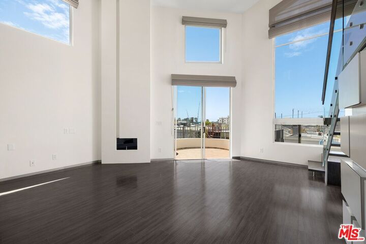 Property Photo: 235 Main St CA 90291