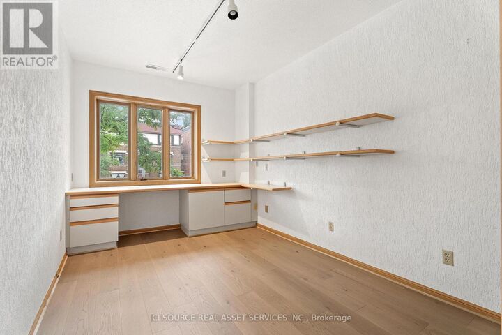 Property Photo:  574 St Clair Avenue West Upper  ON M6C 1A6 