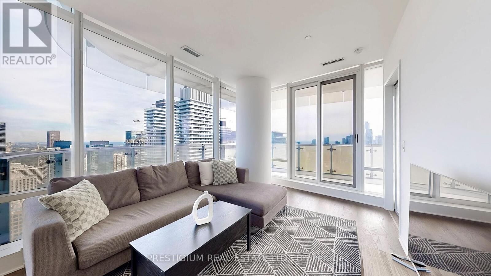 Property Photo:  1 Bloor Street East 4204  ON M4W 0A8 