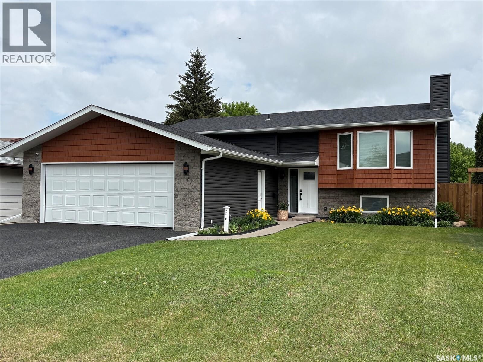 Property Photo:  210 Thain Way  SK S7K 6T2 