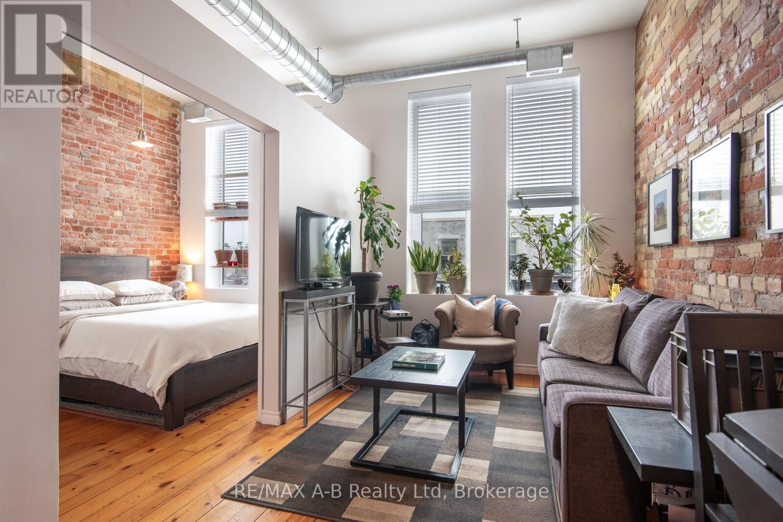 Property Photo:  66 Wellington Street #201  ON N5A 2L2 