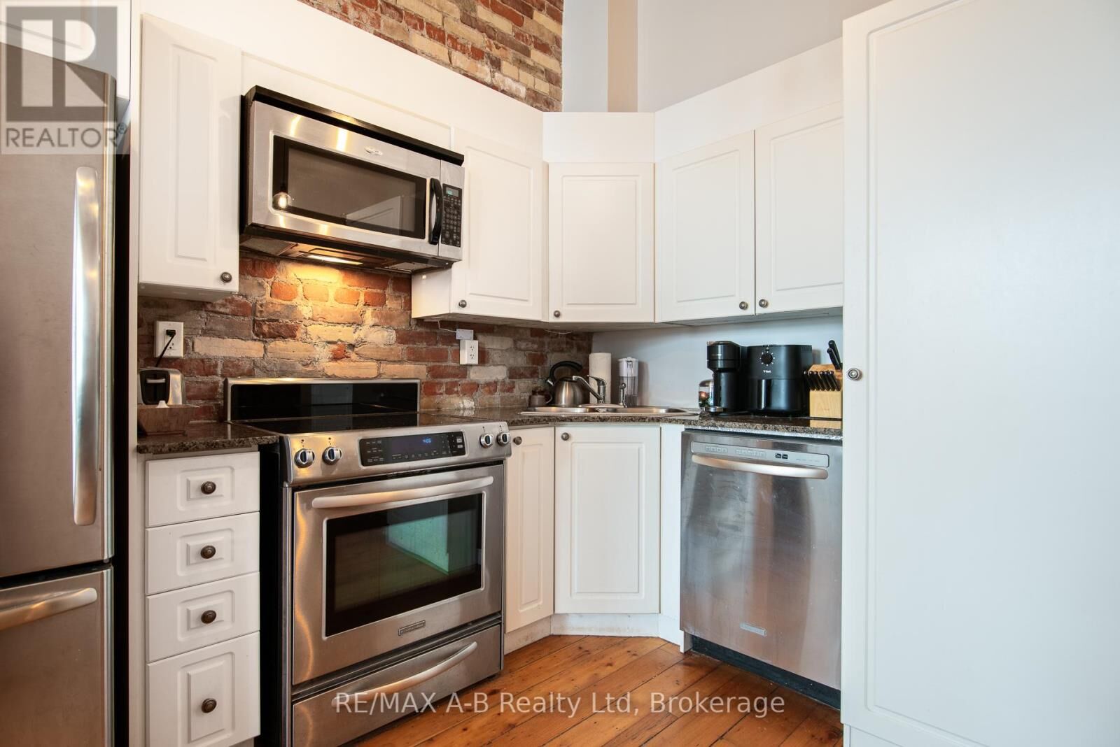Photo de la propriété:  66 Wellington Street #201  ON N5A 2L2 