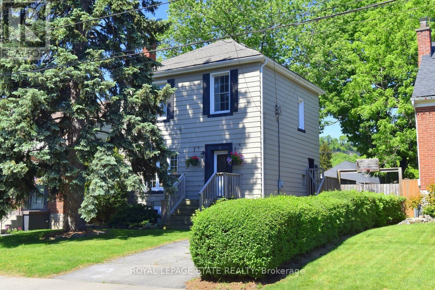 Property Photo:  14 Lydia Street  ON L8K 3B9 