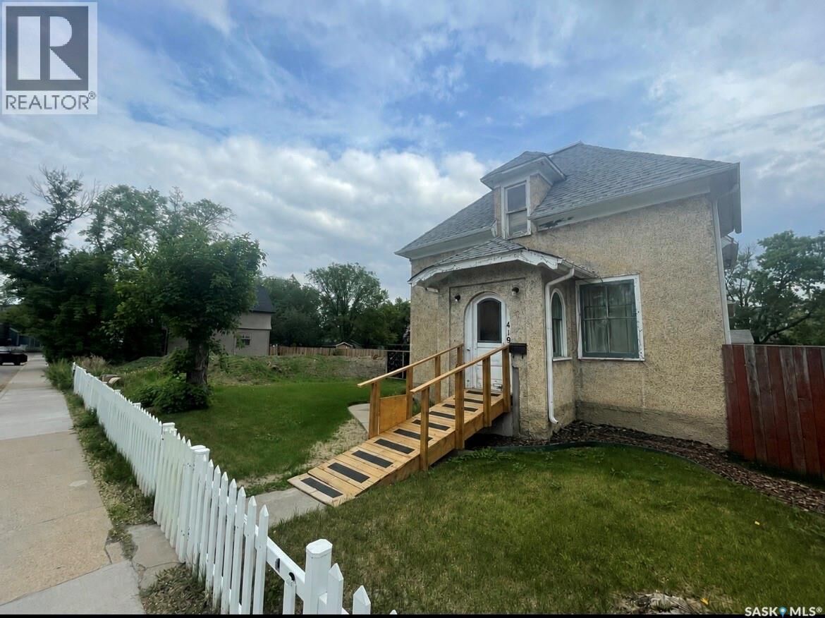 Property Photo: 419 18th Street W SK S7L 1E4