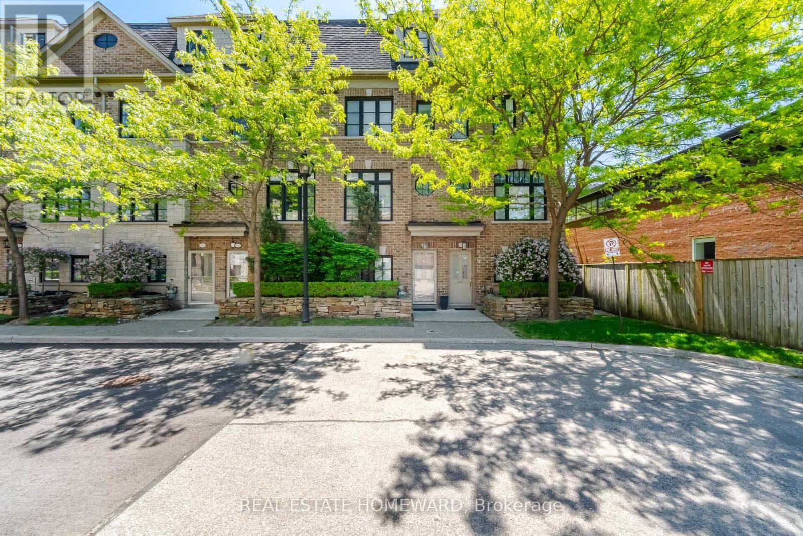 Photo de la propriété:  62 Cormier Heights  ON M8Z 0B5 