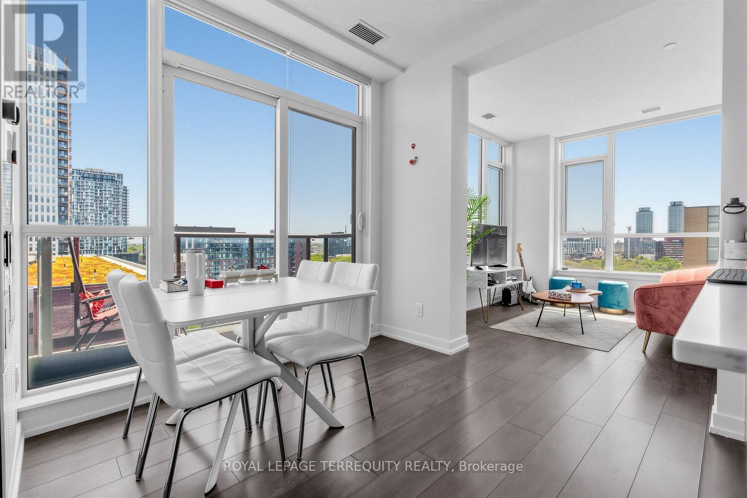 Property Photo:  200 Sackville Street 1102-Furn  ON M5A 0C4 