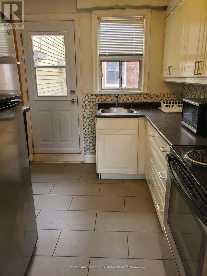 Property Photo:  2017 Avenue Road Unit 1  ON M5M 4A5 