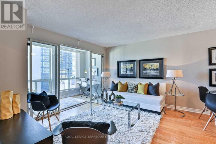 Property Photo:  25 Grenville Street 1801  ON M4Y 2X5 