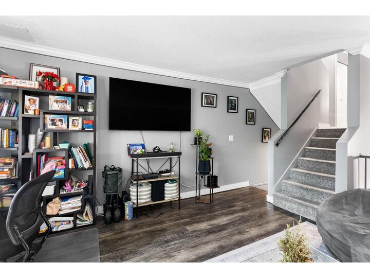 Property Photo:  33293 East Bourquin Crescent East 29  BC V2S 1Y2 
