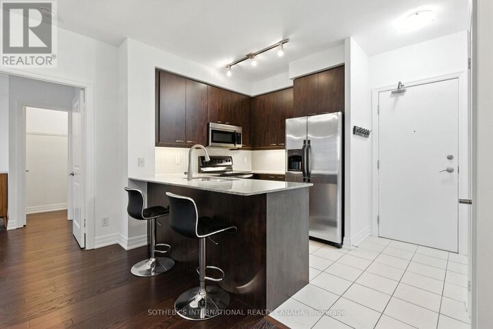 Property Photo:  500 St Clair Avenue West 502  ON M6C 1A8 