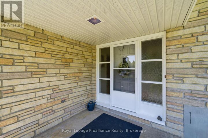 Property Photo:  664 2nd Dug Hill Road  ON K8V 0B6 