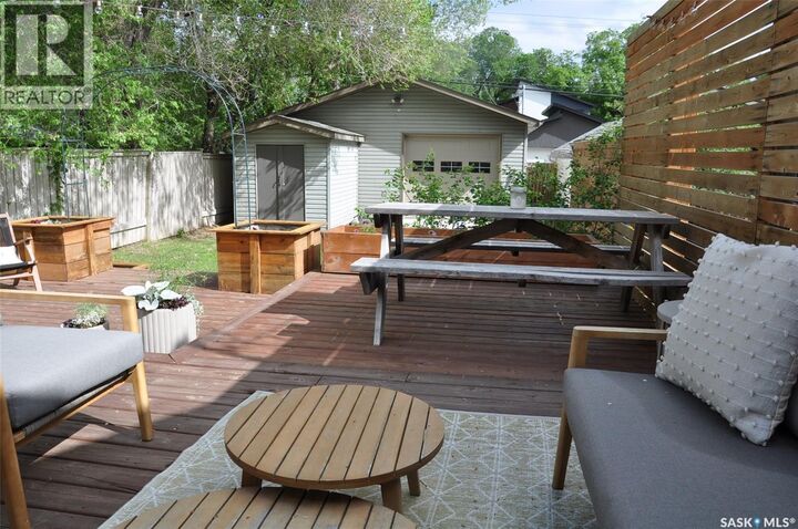 Property Photo:  725 9th Street E  SK S7H 0M6 
