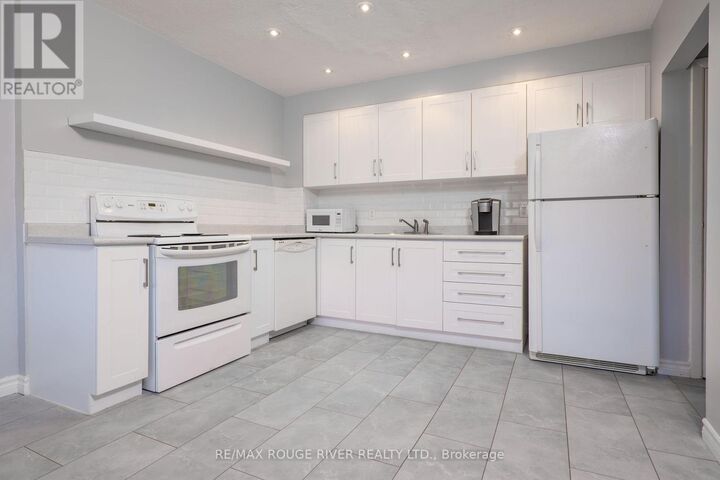 Property Photo:  925 Bayly Street 27  ON L1W 1L4 
