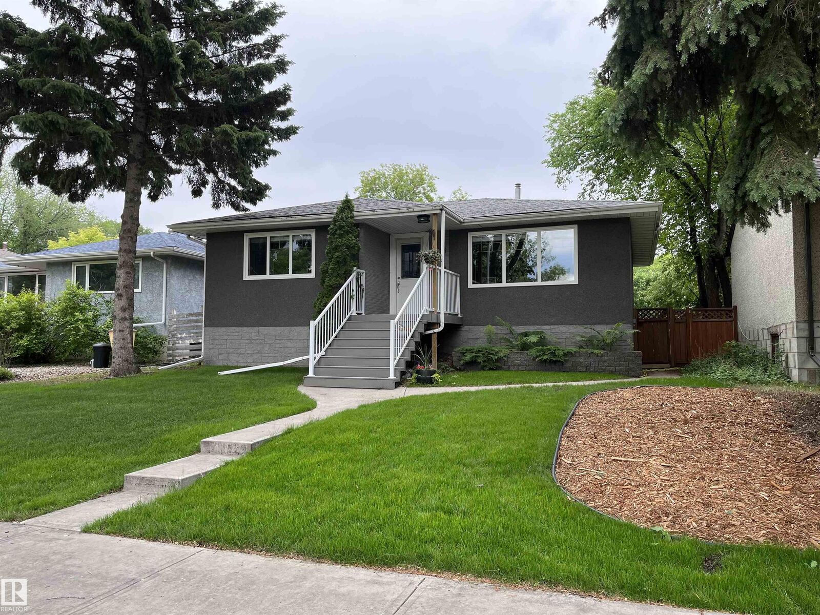 Photo de la propriété: 9815 68 Avenue NW AB T6E 0R4
