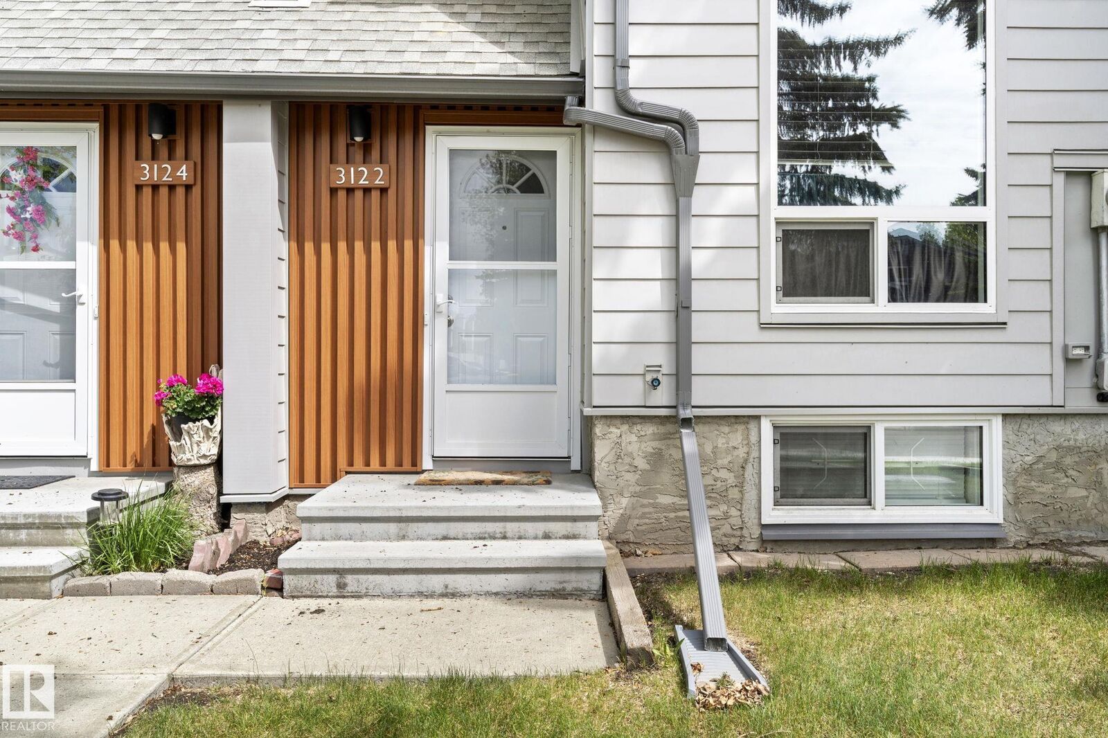 Property Photo:  3122 142 Avenue NW  AB T5Y 1H2 