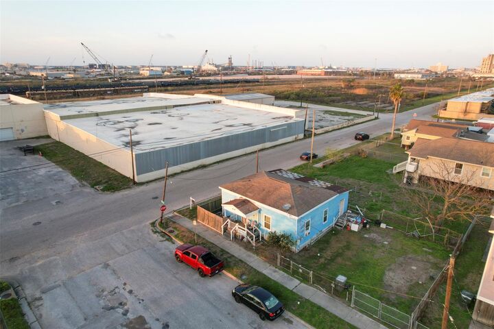 Property Photo:  604 42nd Street  TX 77550 