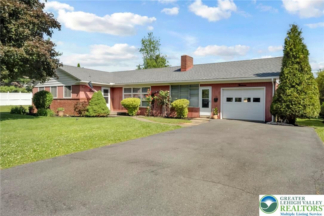 Property Photo:  13 Ridgewood Road  PA 18045 