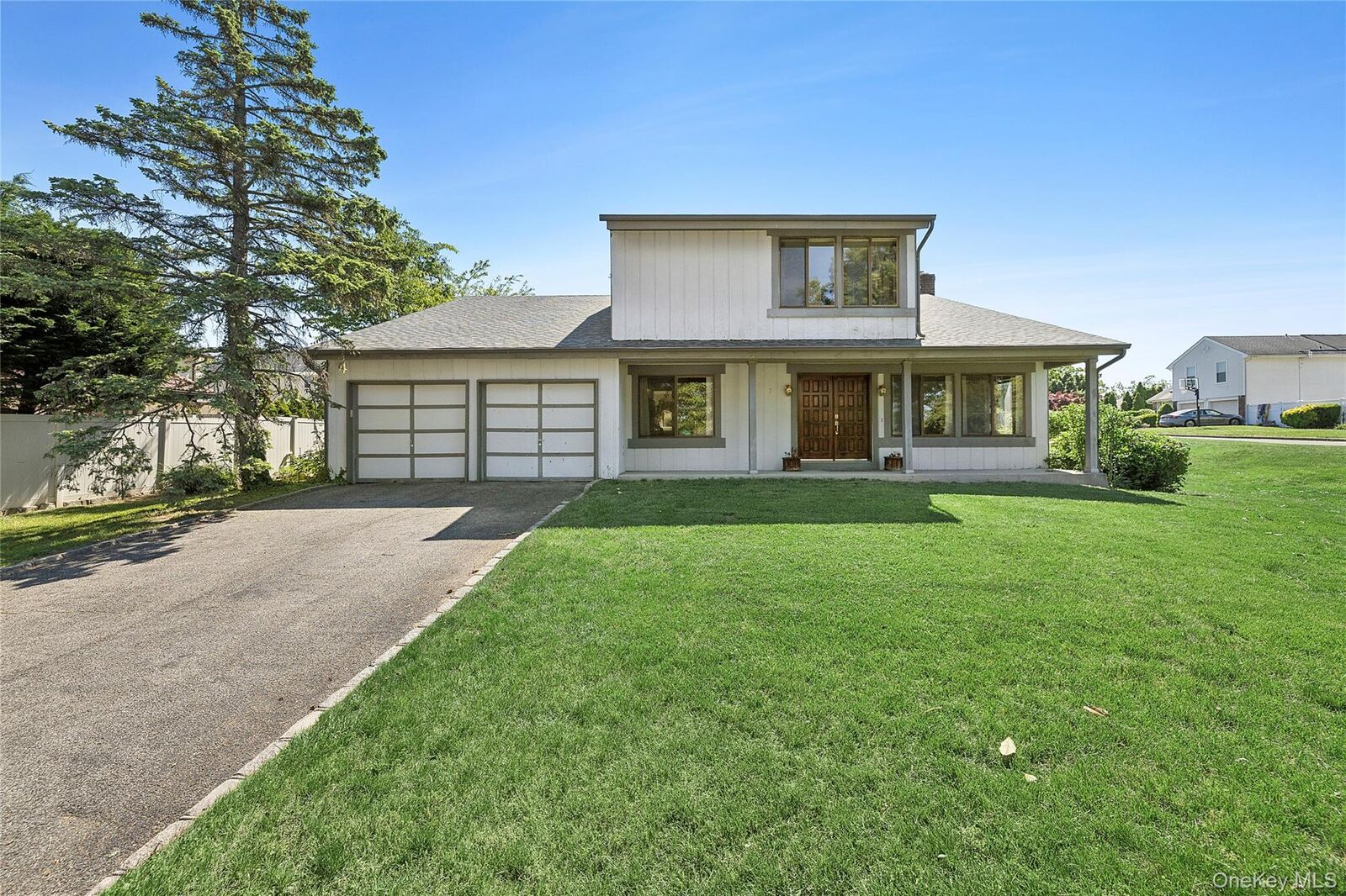 Property Photo:  7 Stirrup Lane  NY 11542 