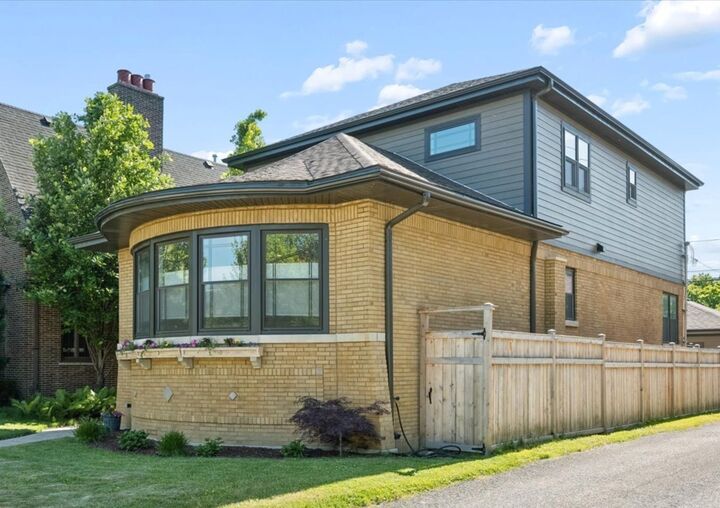 Property Photo:  5942 N Kolmar Avenue  IL 60646 