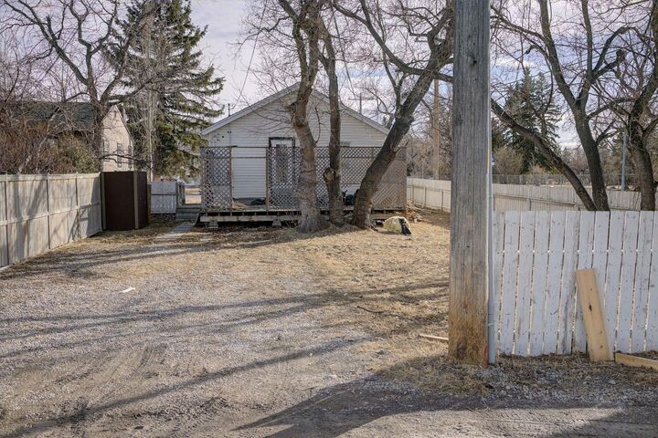 Property Photo: 458 34 Avenue NW AB T2K 0B8