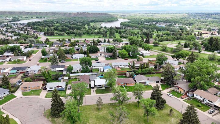 Property Photo:  1384 10 Avenue NE  AB T1A 6G3 