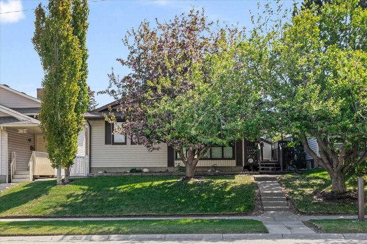 Property Photo:  43 Scenic Acres Drive NW  AB T3L 1A2 