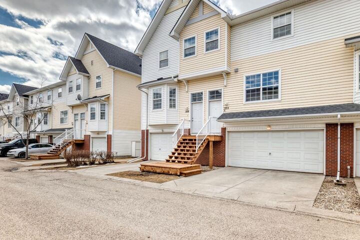 Photo de la propriété:  252 Prestwick Acres Lane SE  AB T2Z 3Y2 