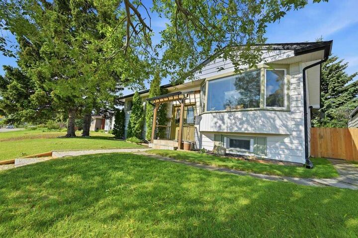 Property Photo:  7115 Huntercrest Road NW  AB T2K 4J9 