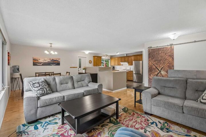 Photo de la propriété: 1403 104 Avenue SW AB T2W 0A7