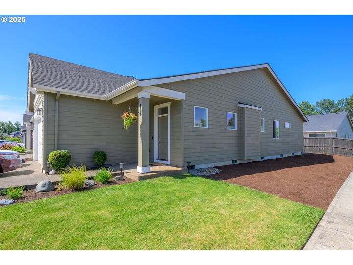 Property Photo:  1423 NW Campanella Way  OR 97023 