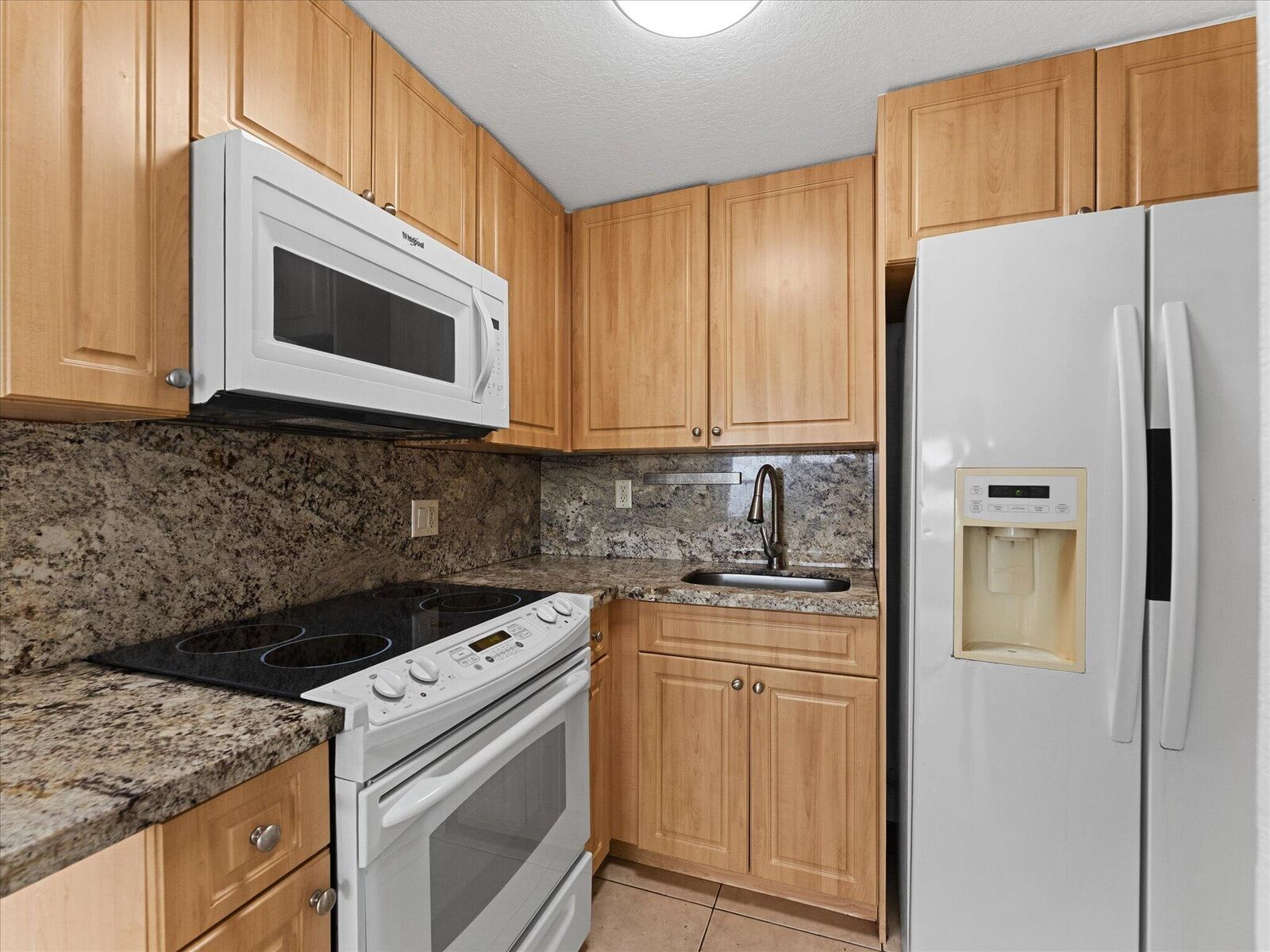 Property Photo: 241 SE 9th Avenue 104 FL 33060