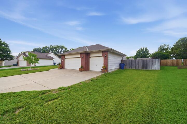 Property Photo: 941 S Sandalwood KS 67230