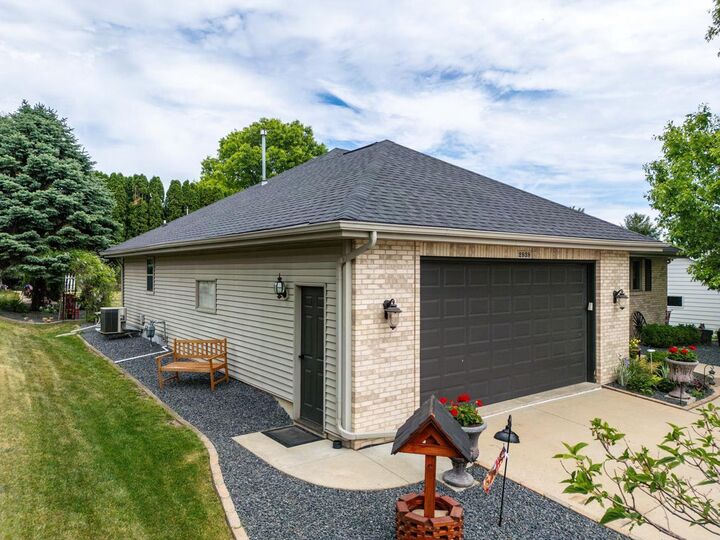 Property Photo:  2938 Yale Drive  WI 53548 