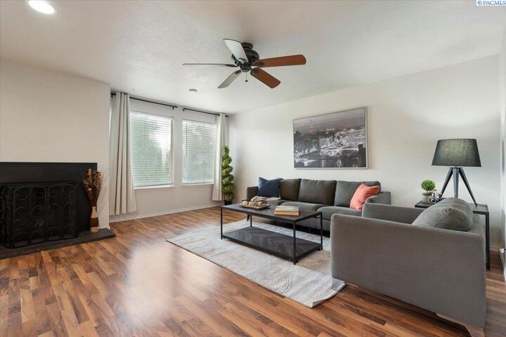 Property Photo: 303 Gage Blvd 220 WA 99352