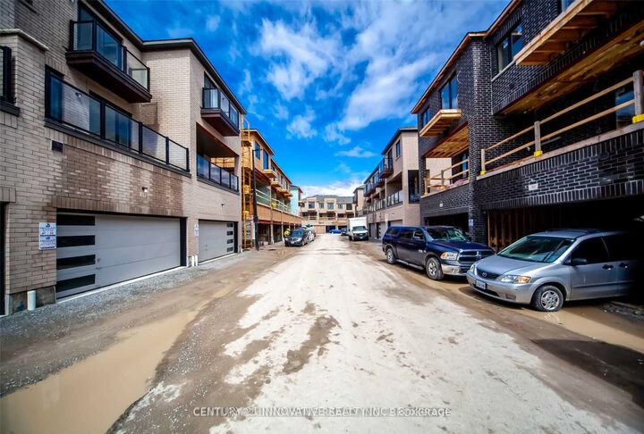Photo de la propriété:  29 Steamboat Way  ON L1N 0M6 