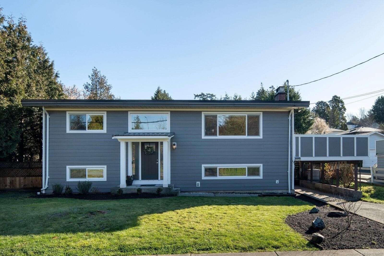 Property Photo:  4125 Douglas St  BC V8X 3Y4 