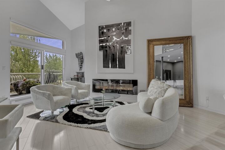 Property Photo: 33 Chesterfield Place 1306 BC V7M 3K4