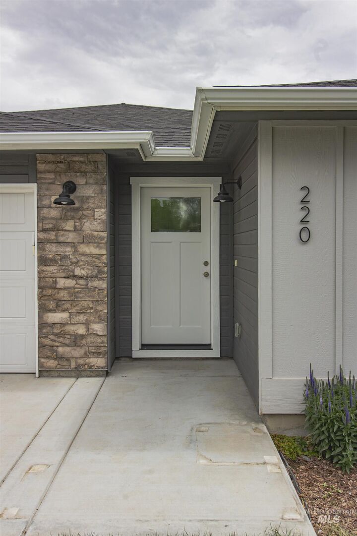 Property Photo:  220 S Park Ave  ID 83655 