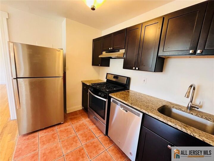 Property Photo:  17 Elm Court D  NJ 08840 