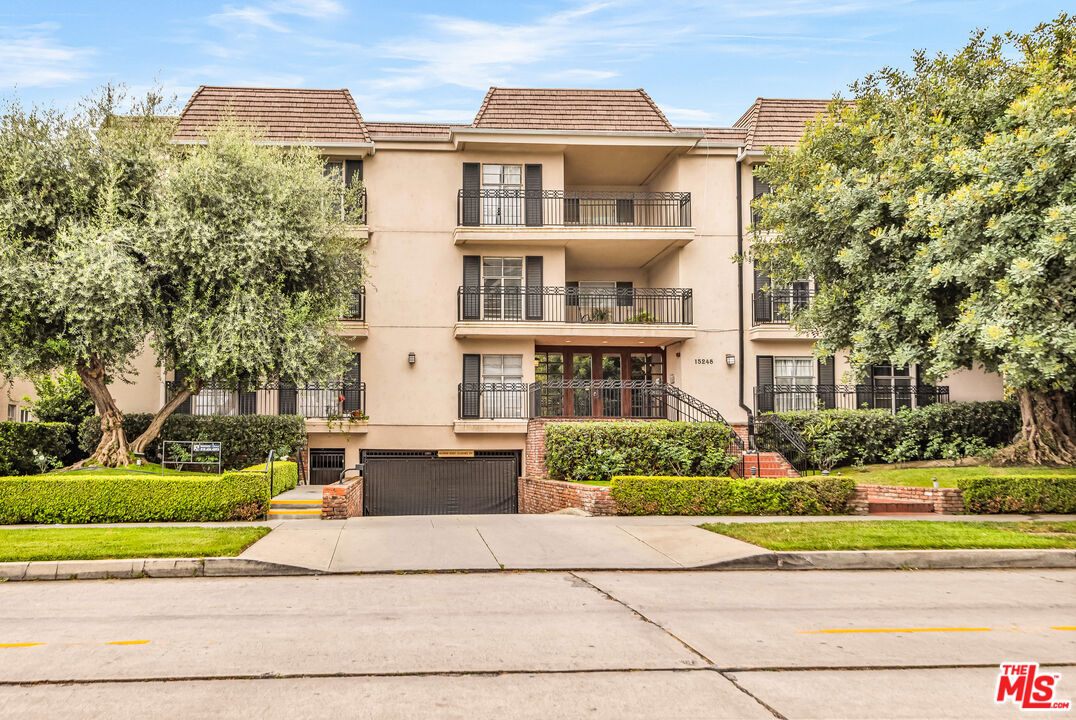 Property Photo:  15248 Dickens St  CA 91403 
