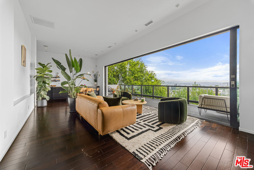 Property Photo: 2300 Ronda Vista Dr CA 90027