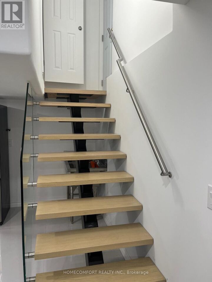 Property Photo:  80 Pine Bough Manor  ON L4S 1A5 