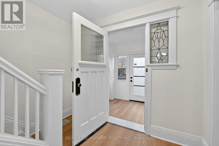 Photo de la propriété:  101 Houghton Avenue South  ON L8K 2M9 