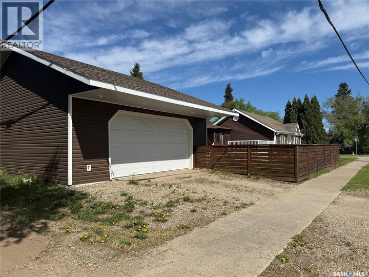 Property Photo:  300 8th Avenue W  SK S0E 1E0 