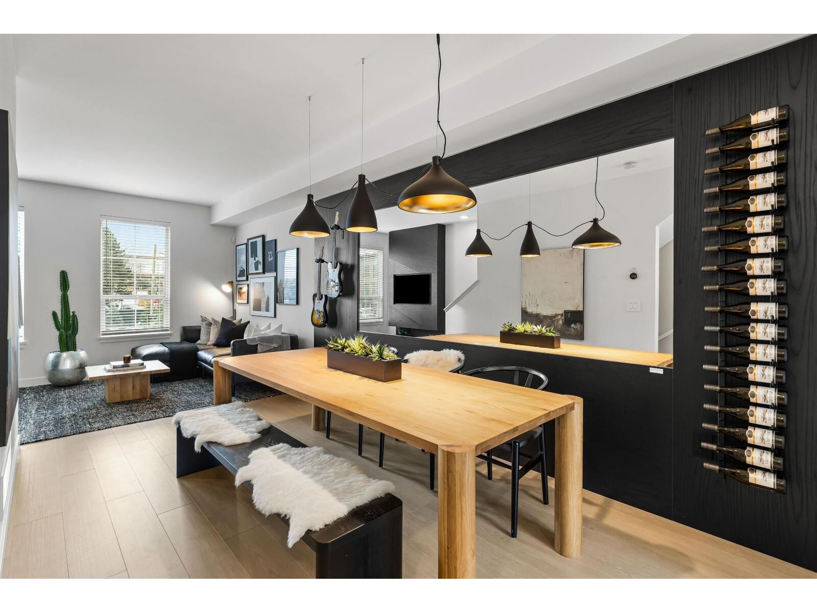 Property Photo:  2886 Montrose Avenue 2  BC V2S 0N7 